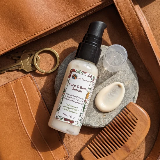 serum cedarwood 30ml on pebble flatlay, beach (1) serum cedarwood 30ml on pebble flatlay beach 1
