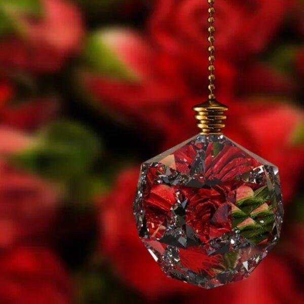 Exquisite crystal ornament with deep red reflections, representing the rich and luxurious Baccarat fragrance