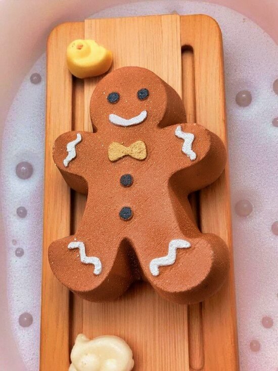 Cosy Gingerbread Man Bath Bomb | An irresistible Spiced Ginger Scent 5⭐ 2 Cozy Gingerbread Man Bath Bomb | A Delicious Spiced Ginger Scent